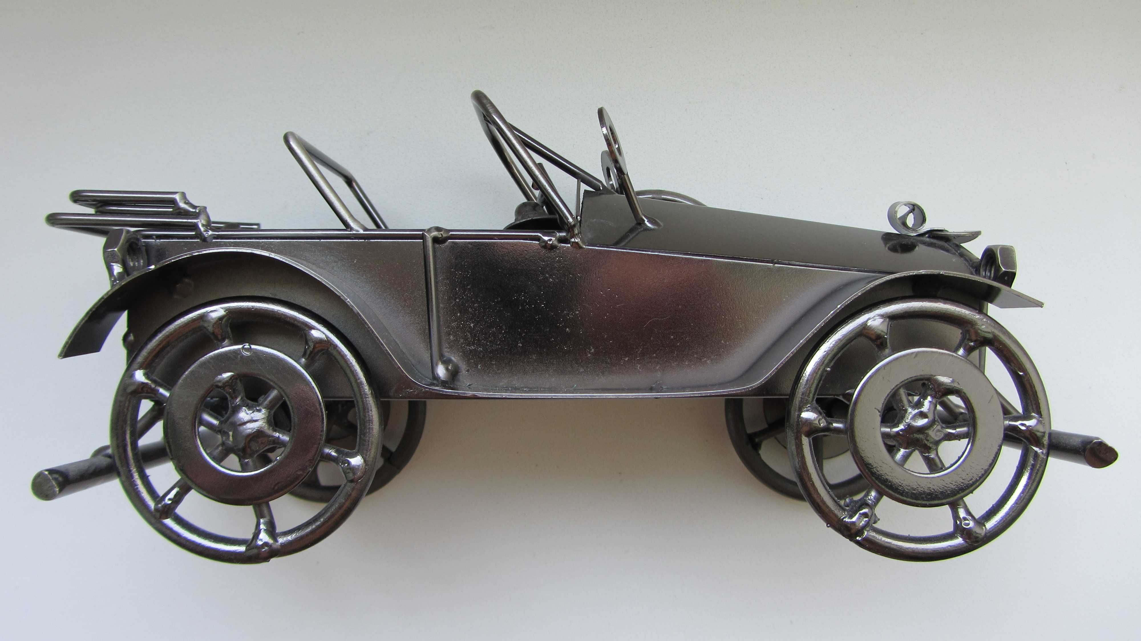Metalowy model samochodu retro. Upominek.