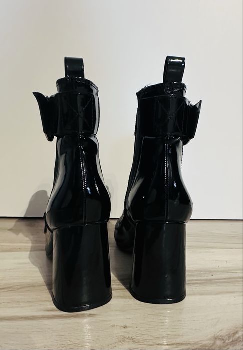Lakierowane botki na slupku r. 37