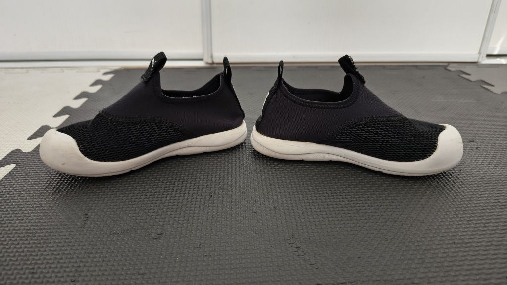Czarne przewiewne wsuwane adidasy Puma aqua cat rozmiar 28