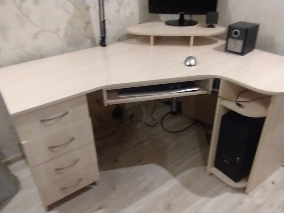 Комп'ютерний стіл новий