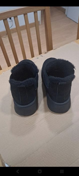 Botas pretas com pêlo interior (tipo UGG)