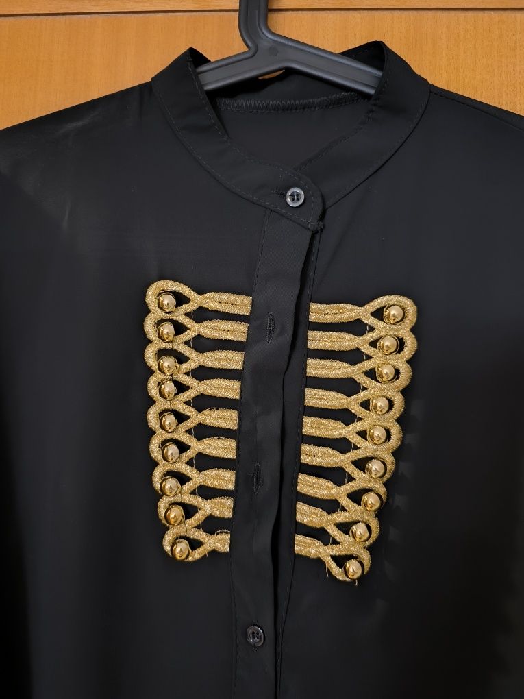 Blusa preta com aplicações douradas