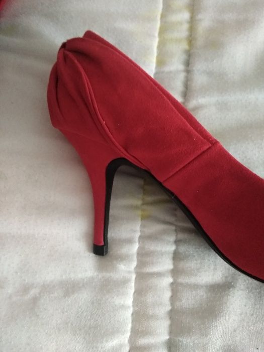 Sapatos vermelhos de camurça número 37