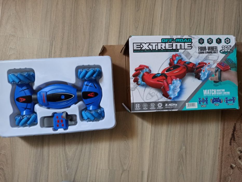 Продам машинку на радіокеруванні.