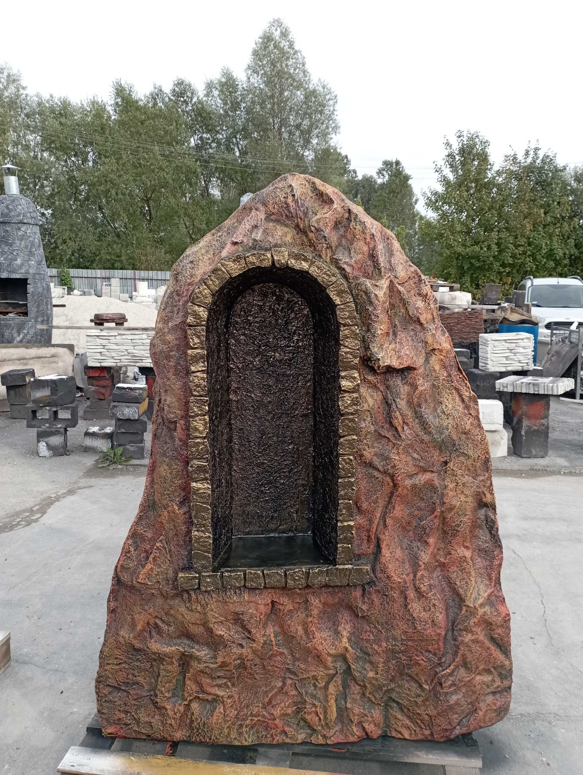 Piękna Grota Figura Matki Boskiej kapliczka