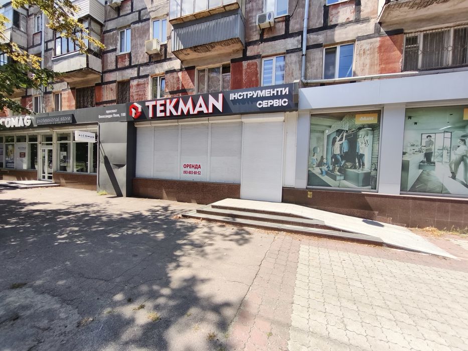 Приміщення на проспекті Олександра Поля 100