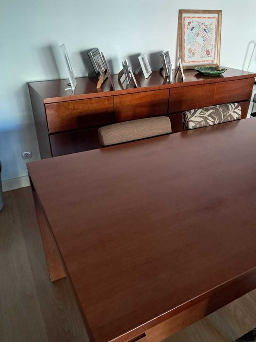 Sala de jantar : Mesa de jantar extensível + aparador + 4 cadeiras.