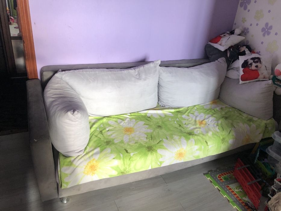 Двоспальний диван.