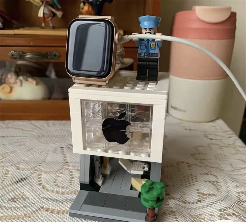 Apple Watch charger stand Apple Store tipo Lego