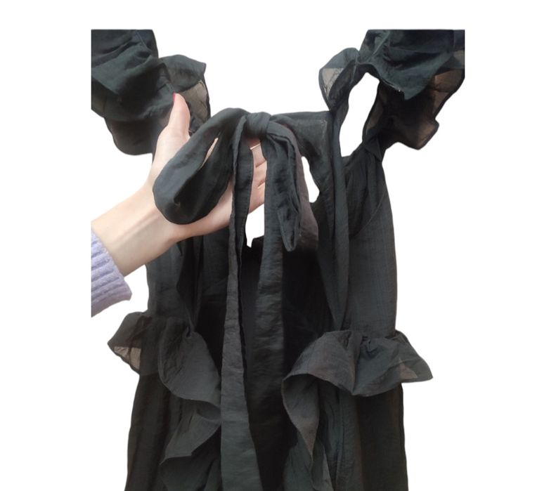 Czarna długa sukienka z głębokim dekoltem na plecach wiskoza