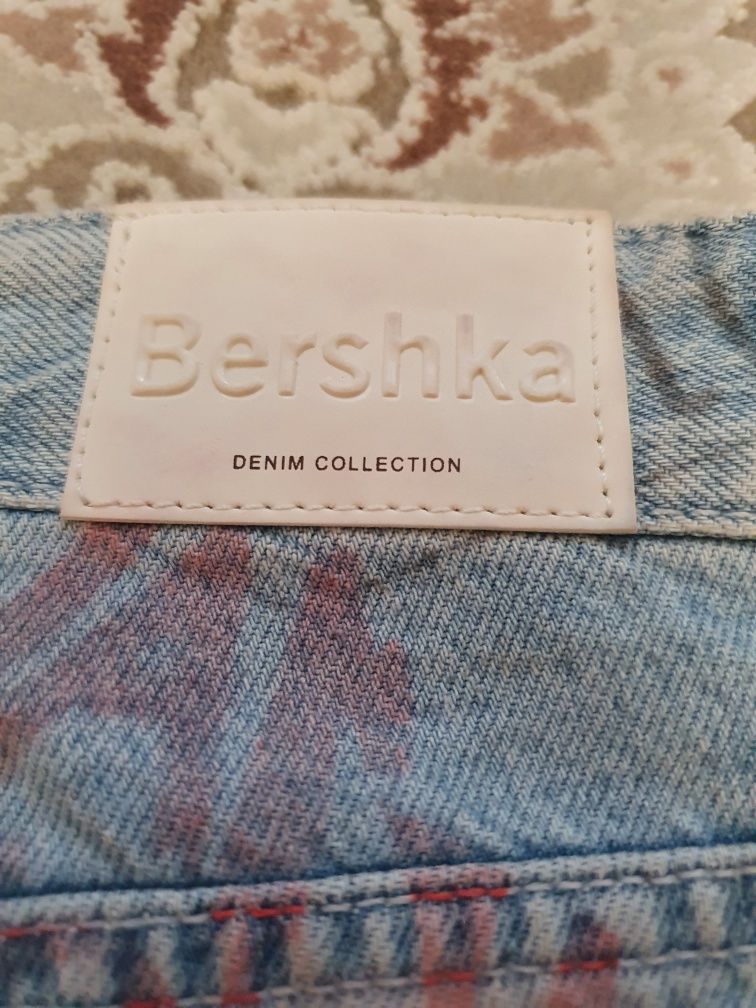 Джинсы Bershka Dame Jeans Fit Jeans Med Graffiti-Print Lyseblå Eur: 36