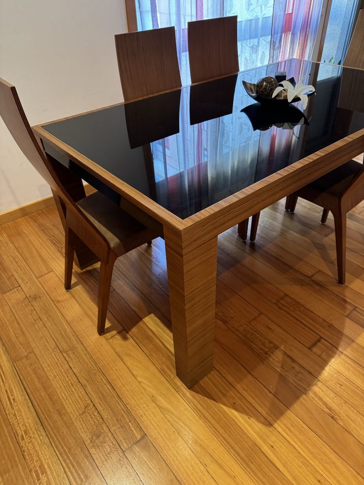 Mesa de sala de jantar com 4 cadeiras