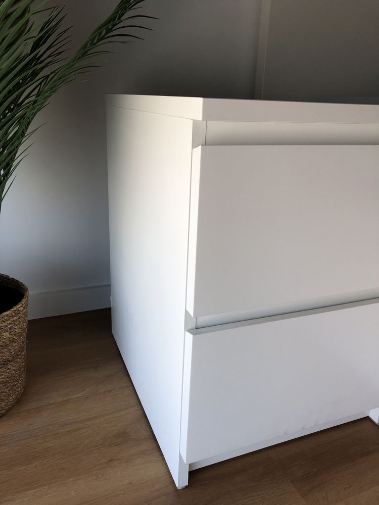 Mesa de cabeceira IKea como nova