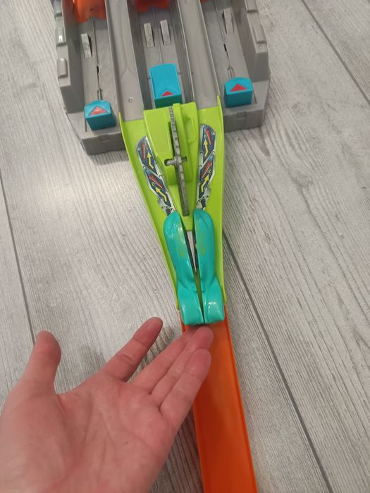 Трек Hot Wheels Блискавичні половинки Гострі леза