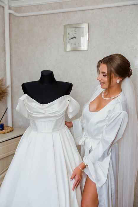 Весільна сукня.