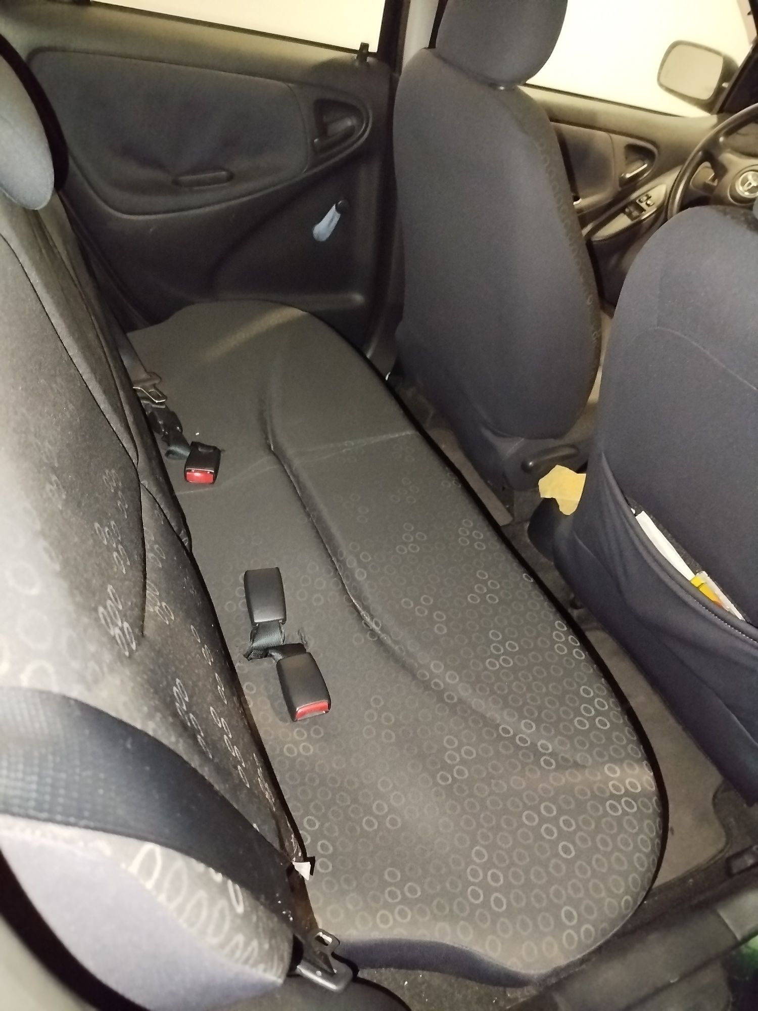 Toyota Yaris com ar condicionado e alarme