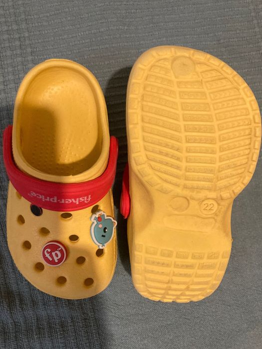 Klapki, buty basenowe 22