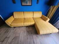 Żółta sofa narożnik