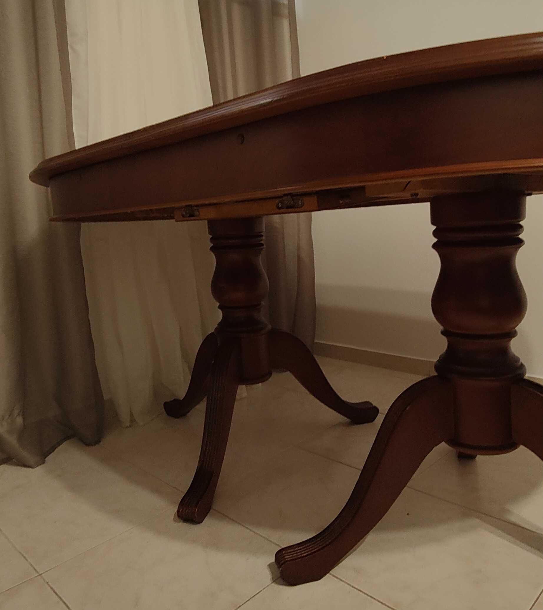 Mesa de jantar extensível em madeira.