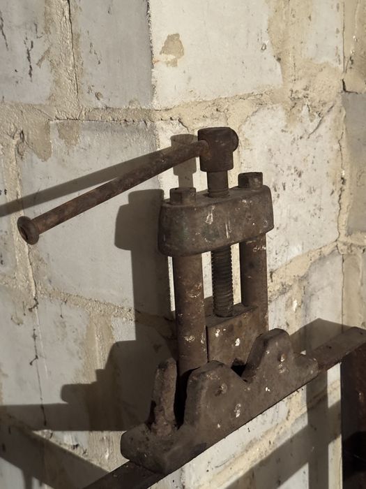 Imadlo hydrauliczne ze stolem