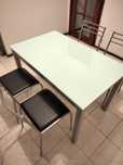 Mesa com tampo de vidro e 4 cadeiras