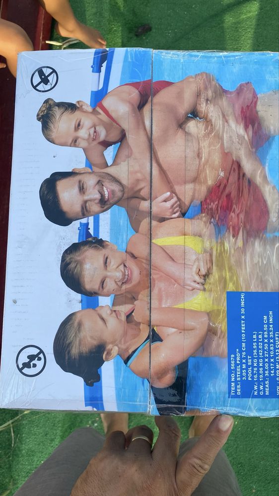 Piscina nova ainda na caixa