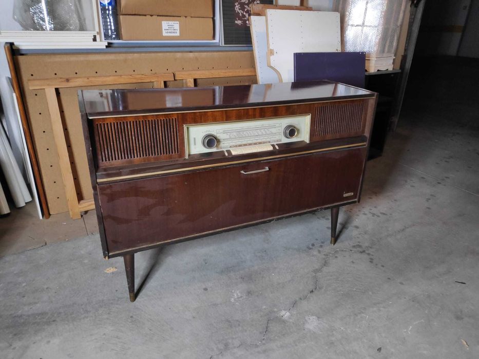 Móvel Rádio Gira.Discos Grundig (anos 60)