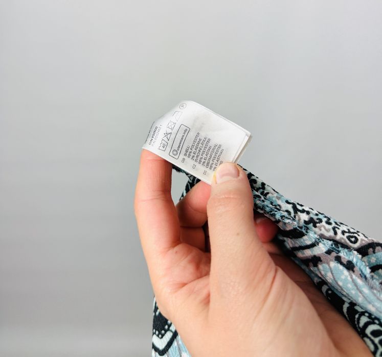 Niebieska asymetryczna sukienka na ramiączkach w ornament S 36 H&M