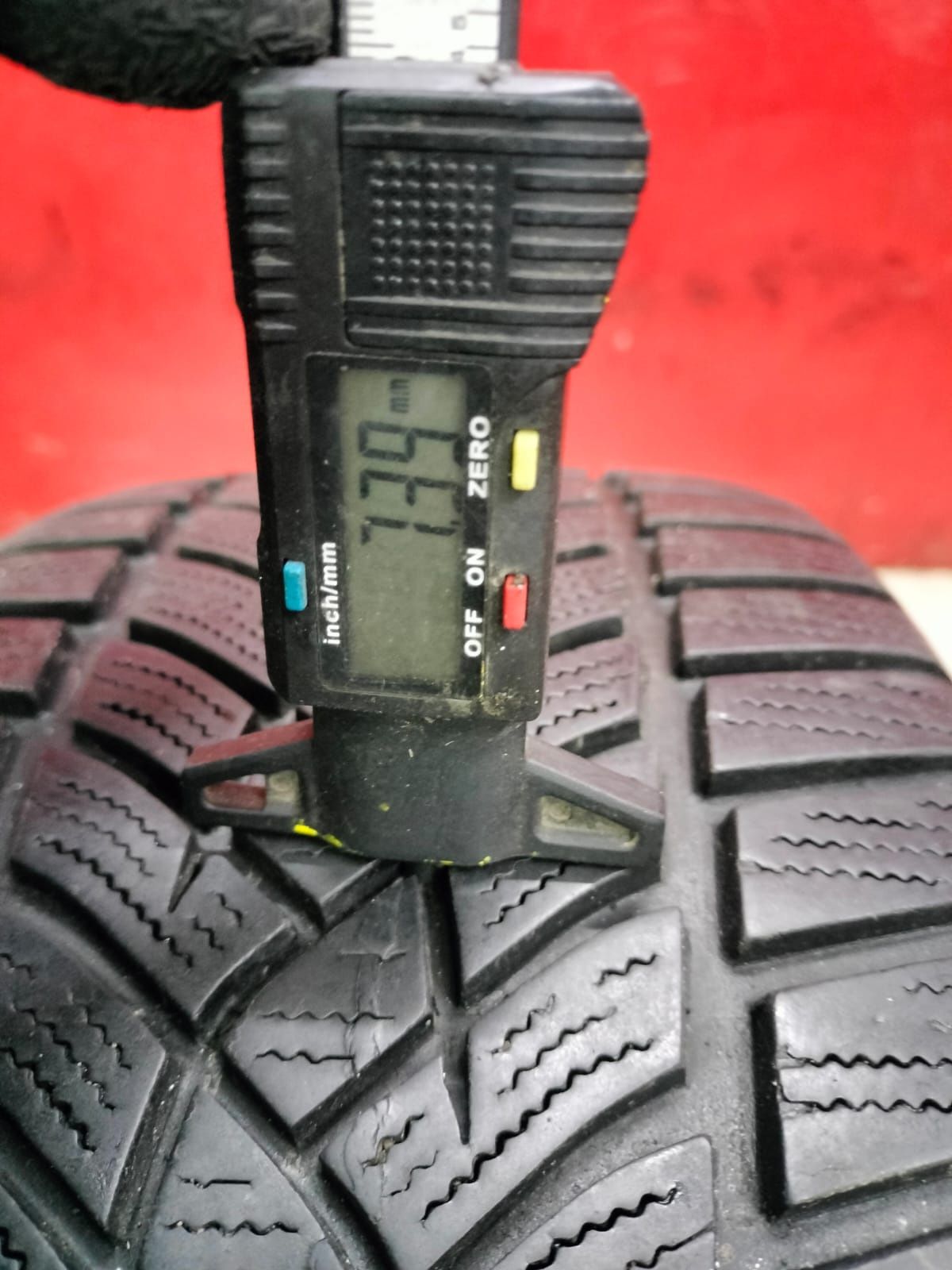 Opona 215/50/17 goodyear Ultragrip performance