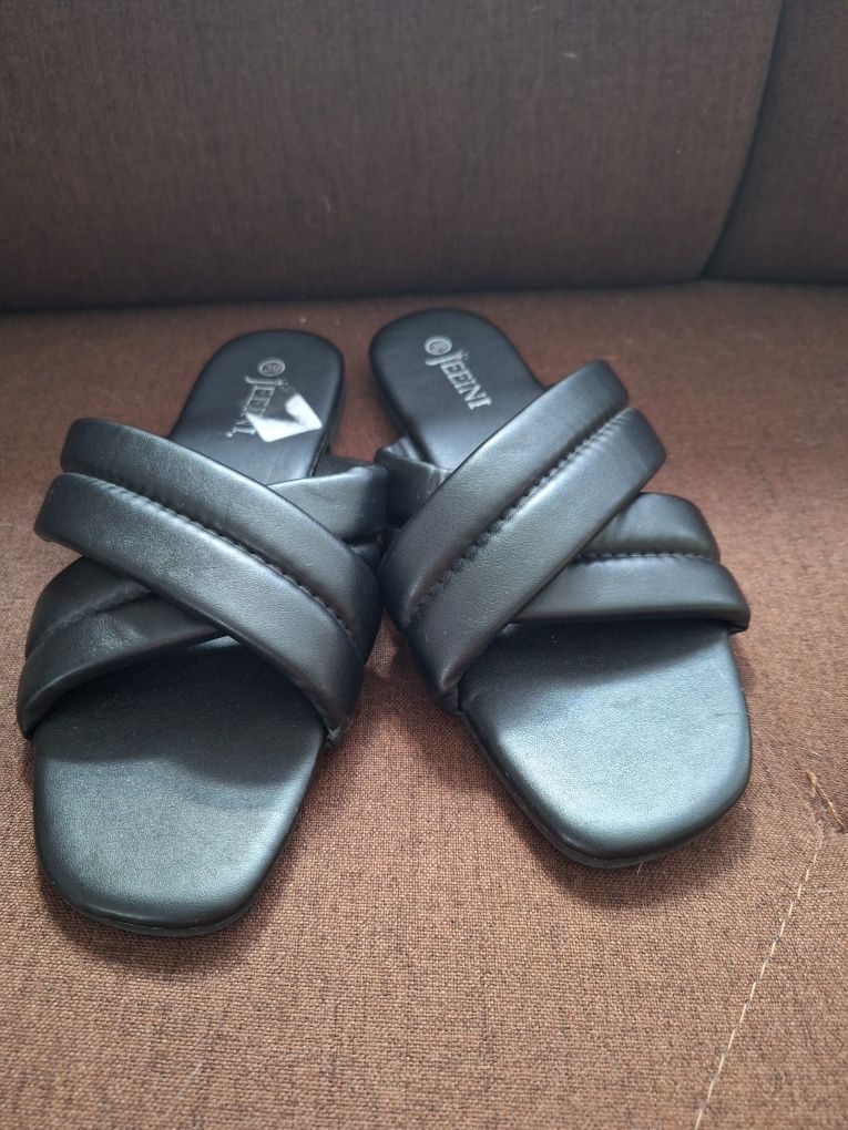 Buty damskie klapki nowe bez metki
Rozmiar 39 Jeeini