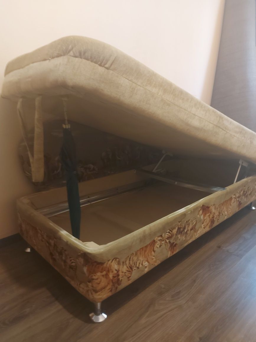Дивани два одинакових на праву і ліву сторону