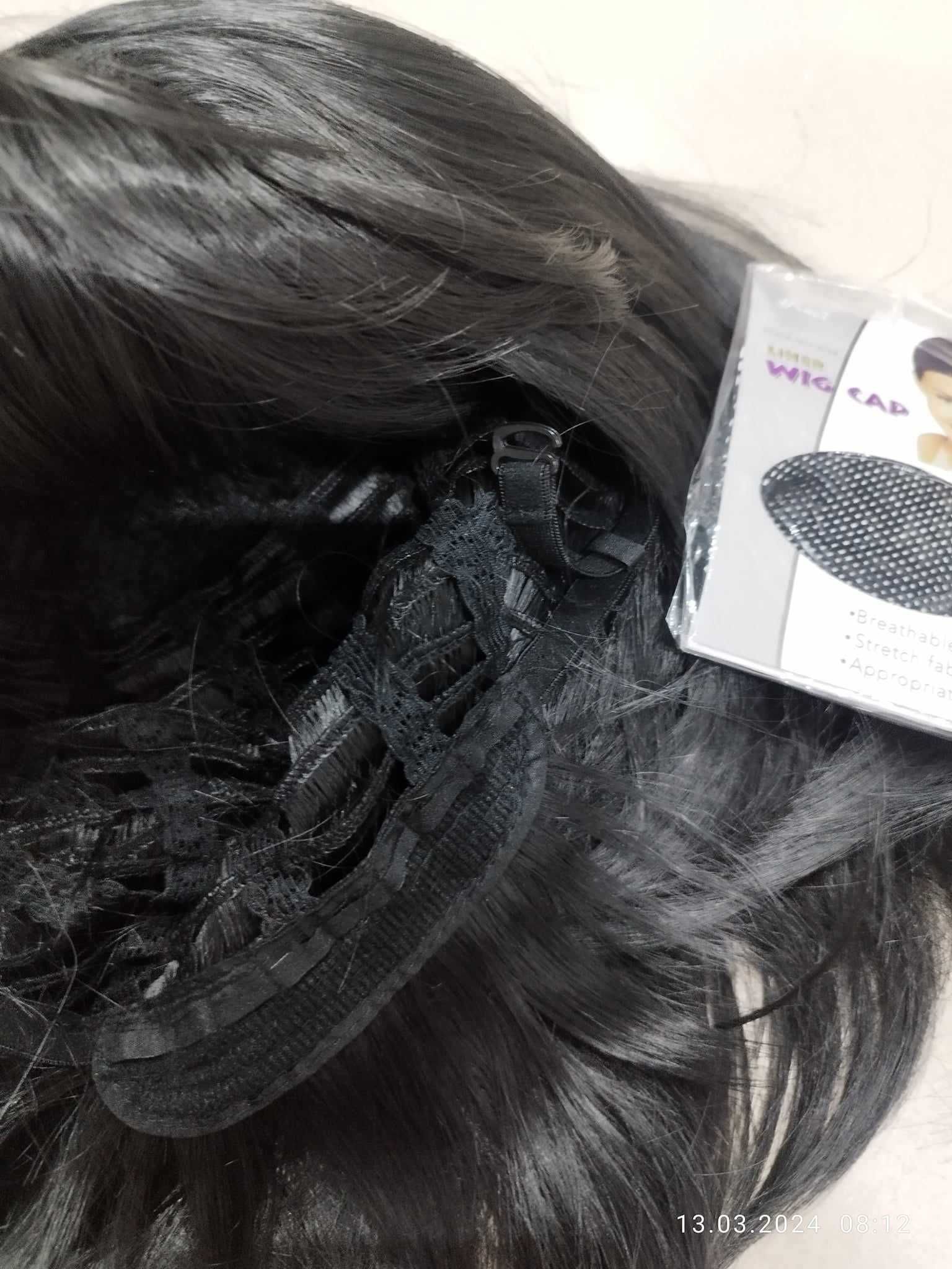 Peruka czarna klasyczna peruka. Włosy półdługie z grzywką