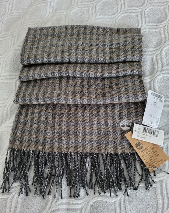 Brązowy szalik Timberland.