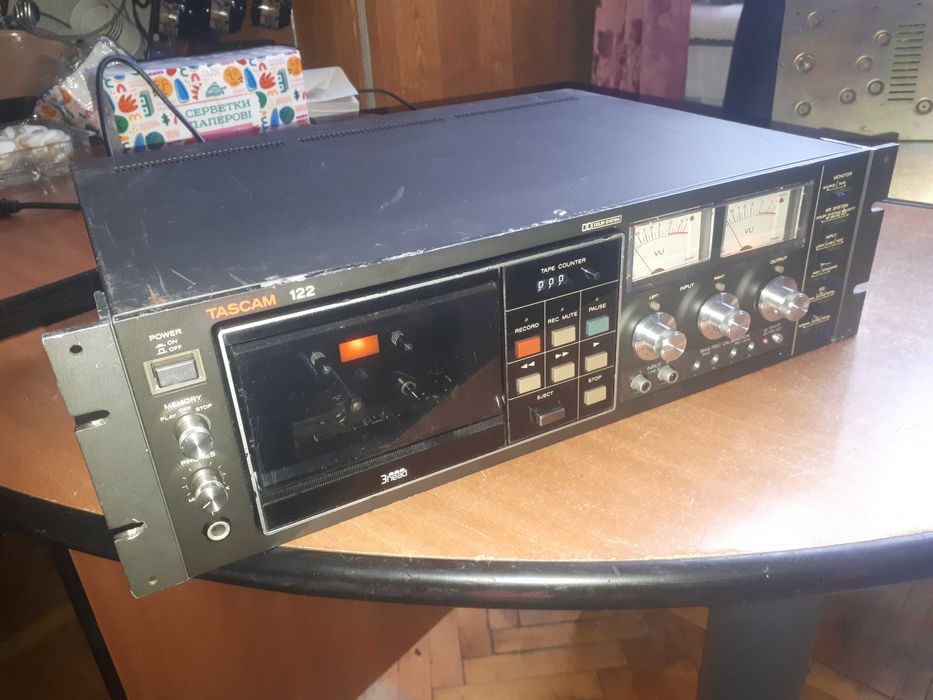 Касетна дека Tascam 122