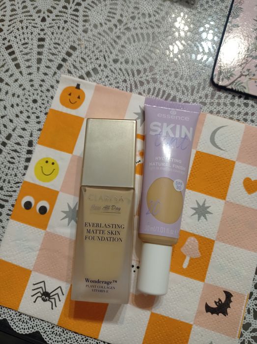 Podkłady Claresa everlasting matte i Essence Skin Tint