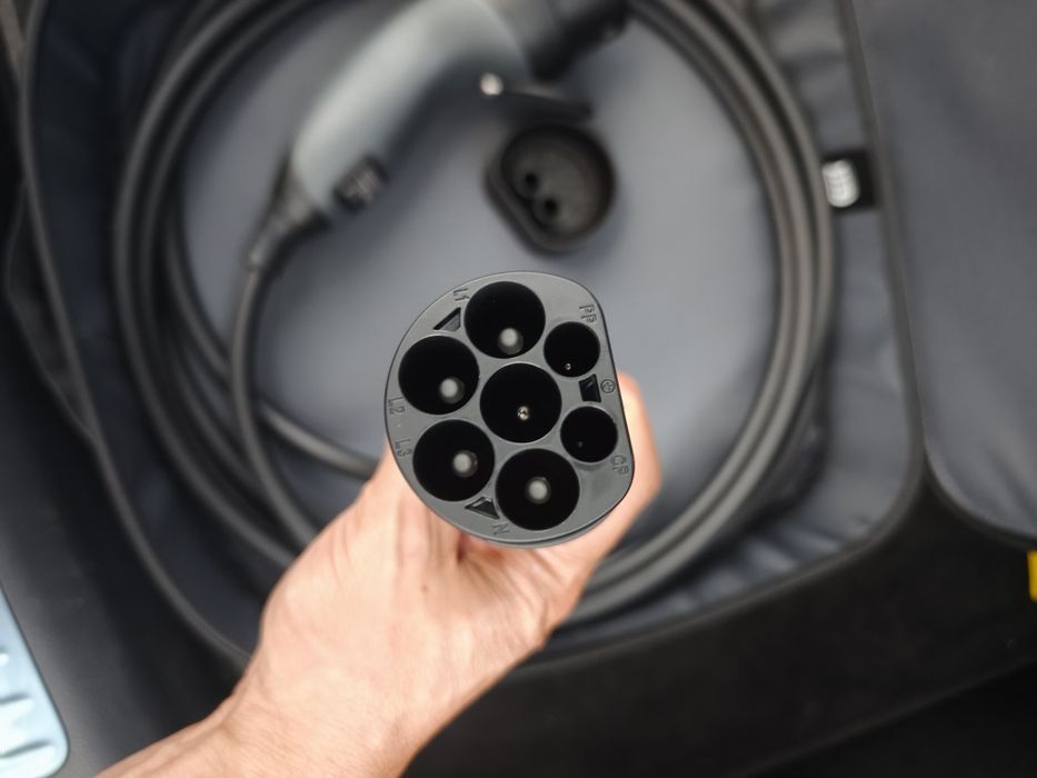 Cabo carregamento de rua Mercedes Novo