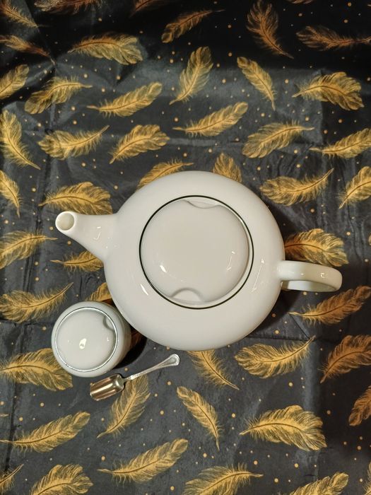 Porcelanowy imbryk z podgrzewaczem oraz cukierniczka