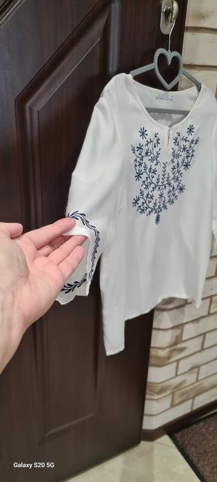 Bluzka biała z haftem, rozmiar 38, QUIOSQUE