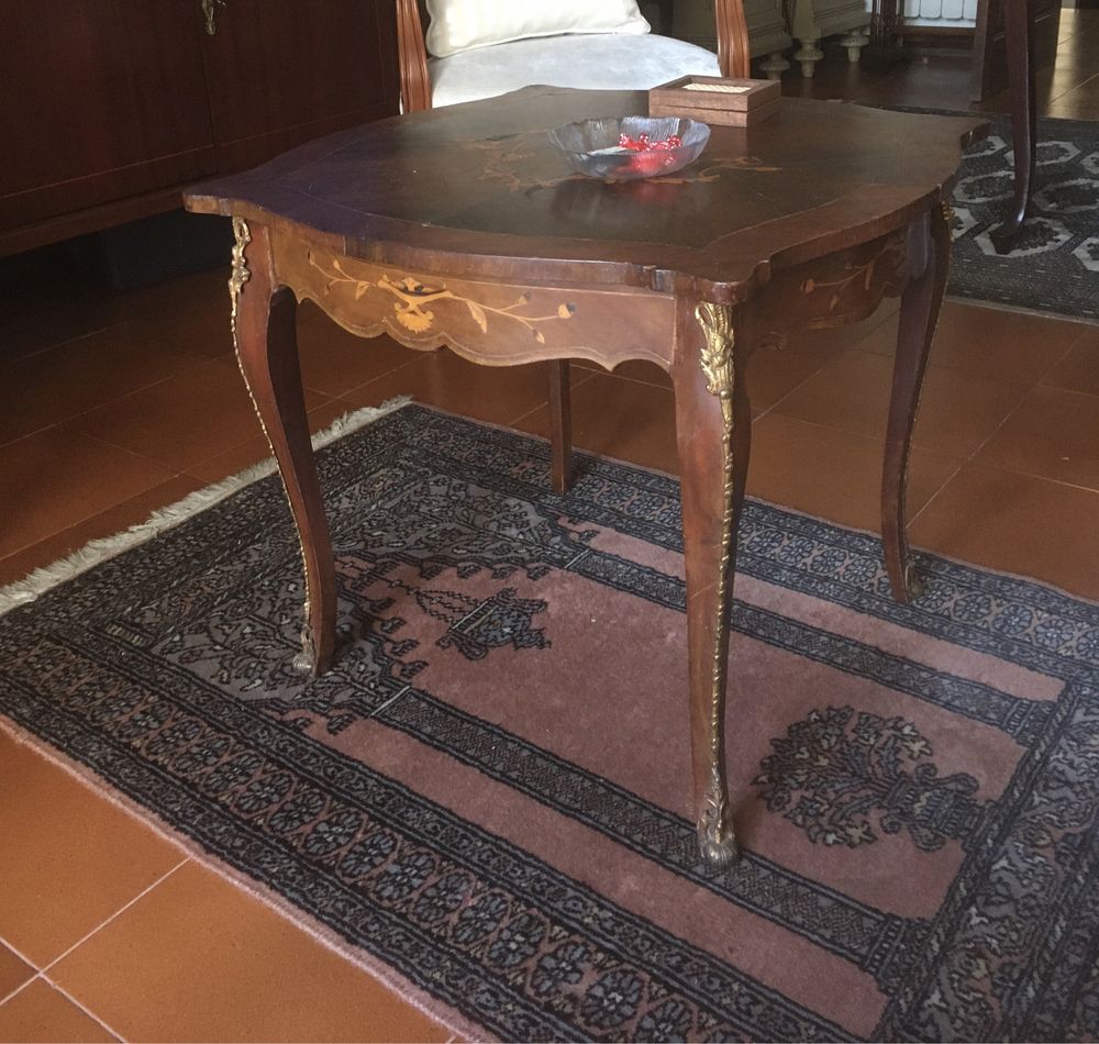 Mesa de centro antiga estilo Luis XV com embutidos
