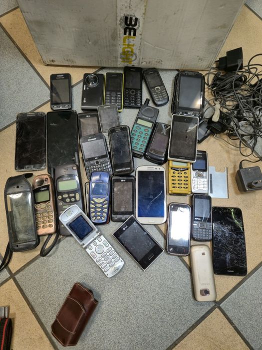 Telefony komórkowe zestaw