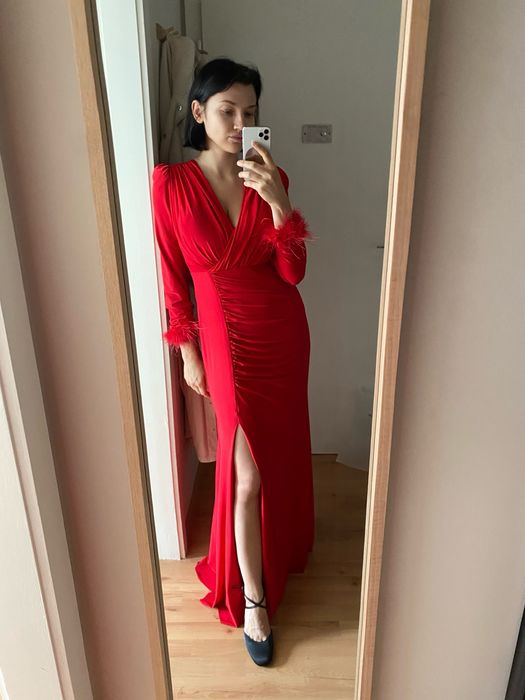 Червона сукня випускна вживанна сидить добре