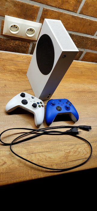 Xbox series S + dwa pady