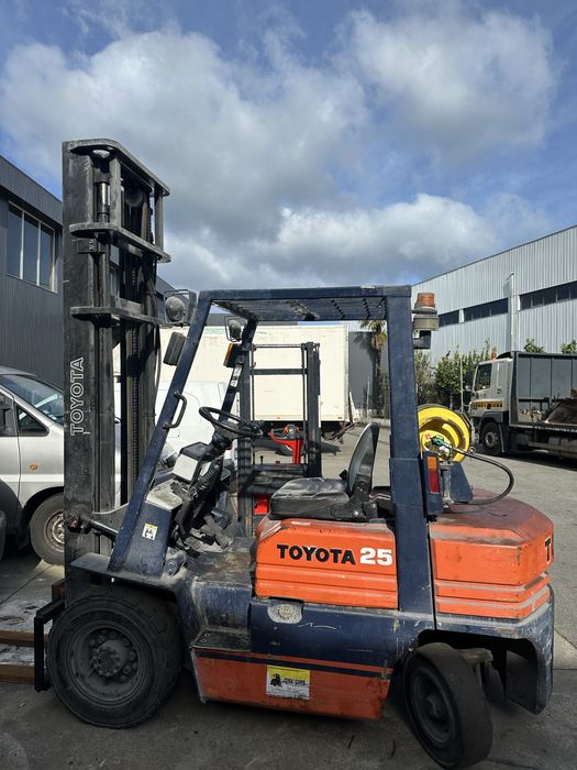 Empilhador toyota2500 kgrs gas