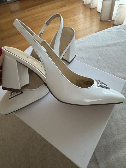 Sapatos brancos Guess