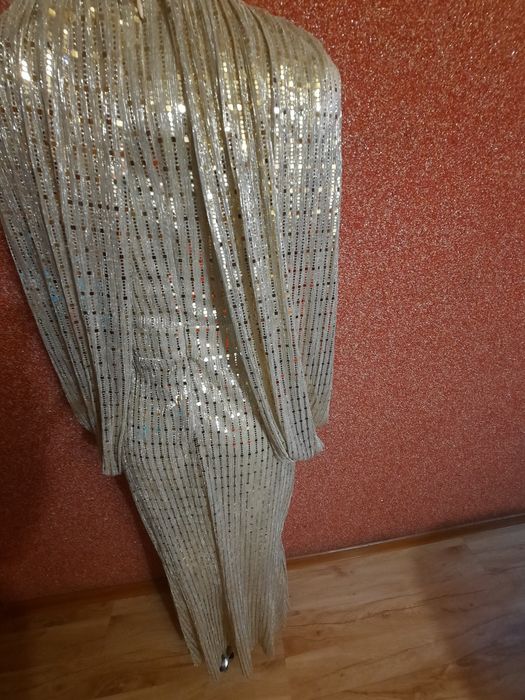 Cekinowa zlota sukienka