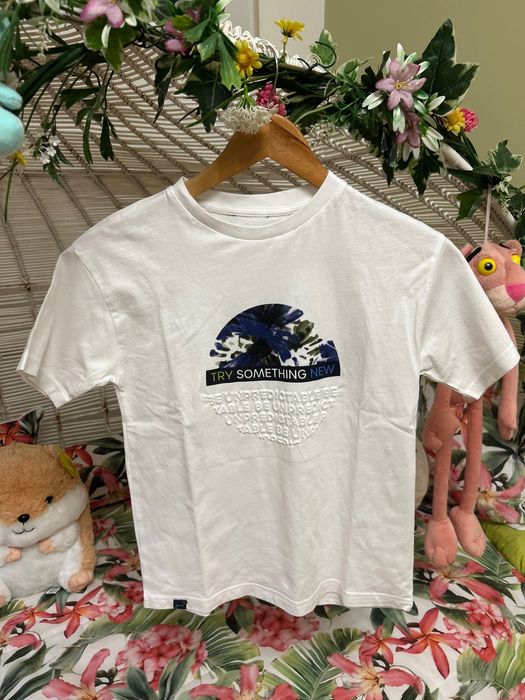 T-shirt branca e inspiradora para rapaz