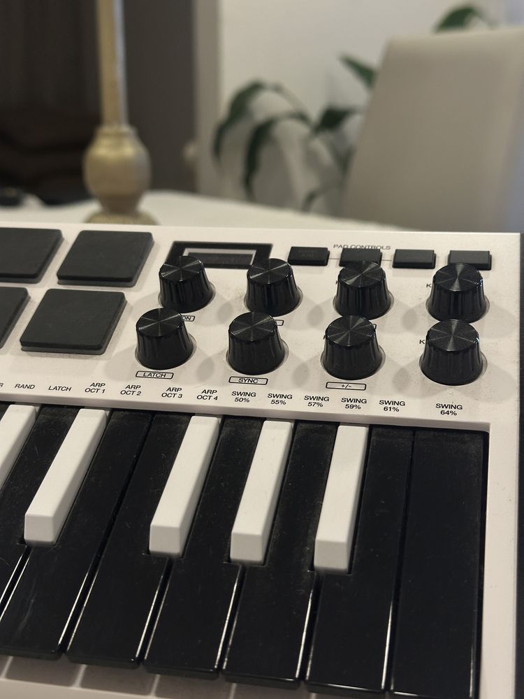 AKAI MPK Mini - Edição Especial Branca