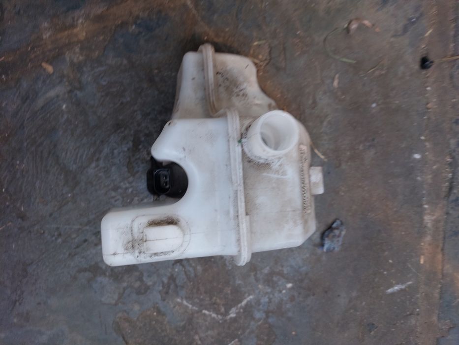 Zbiorniczek spryskiwacza pompka vw up