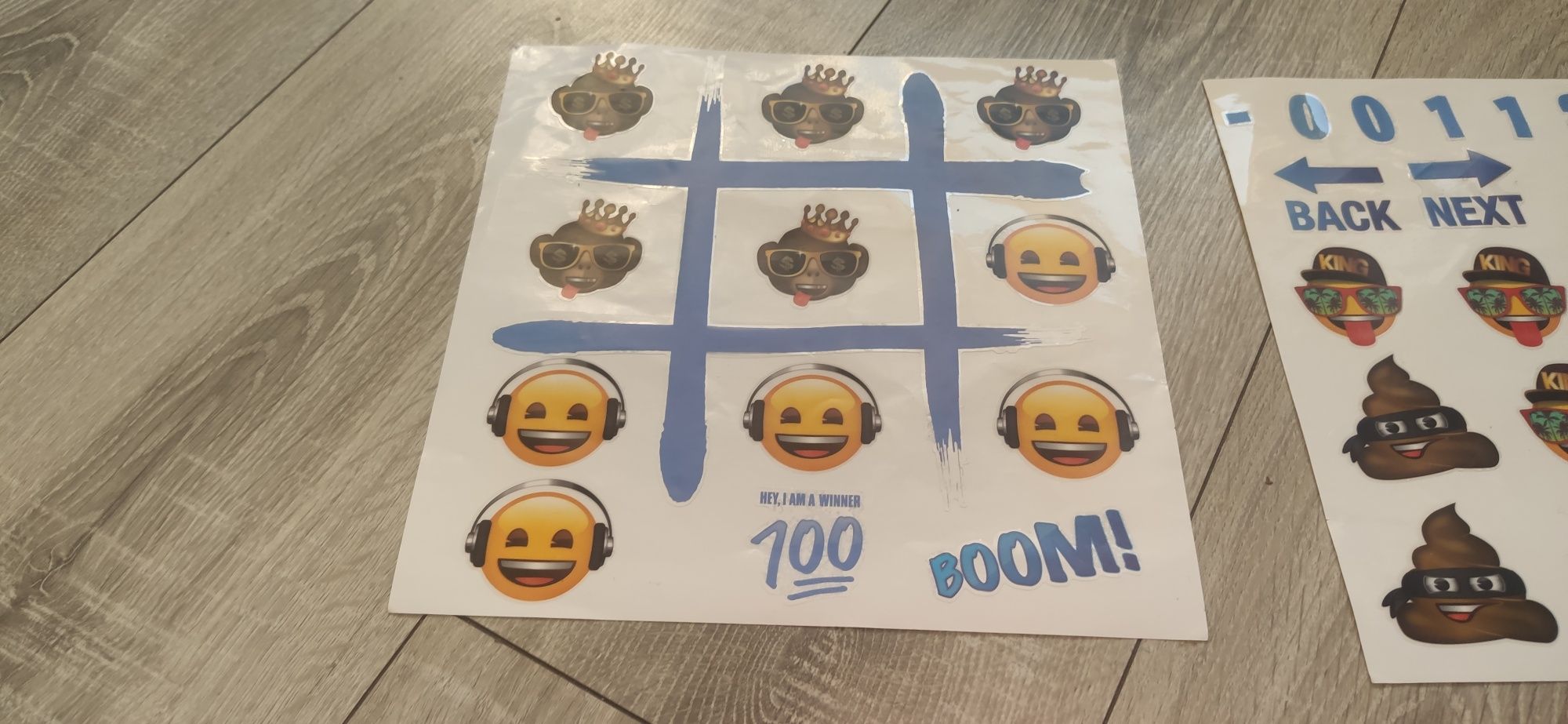 Gra kółko i krzyżyk naklejana Emoji stickers