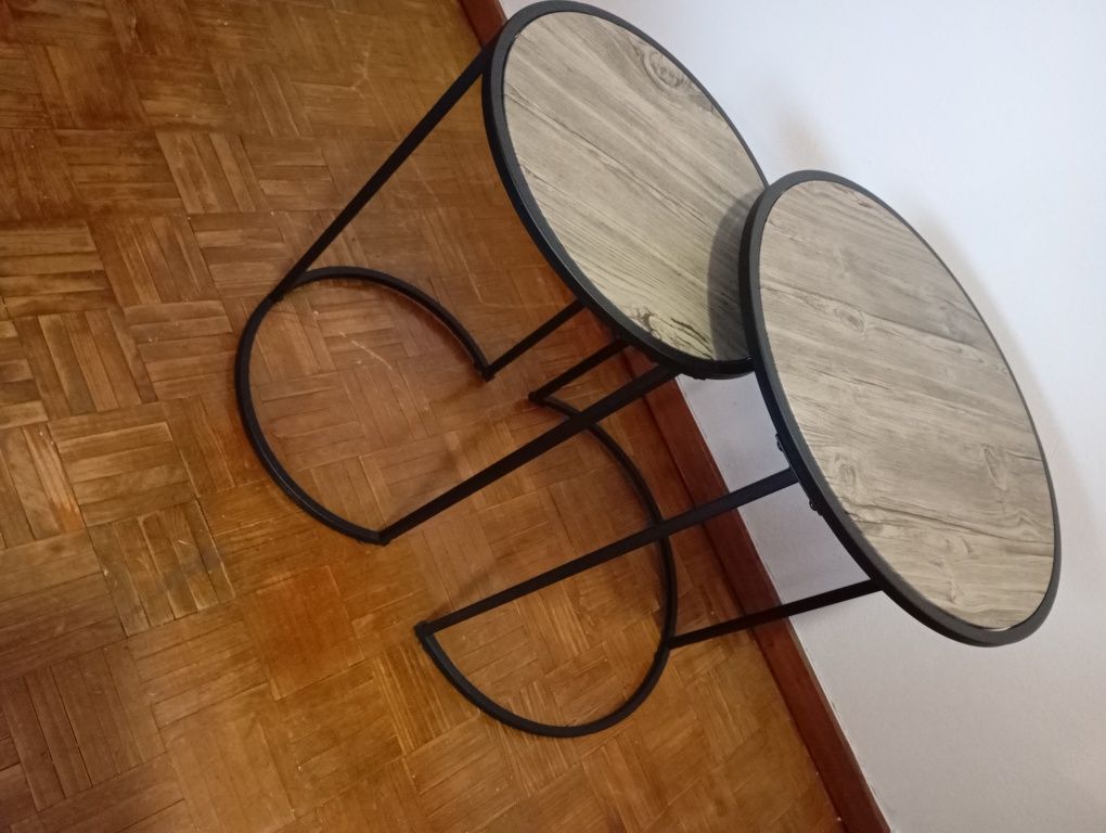 Conjunto de mesas de apoio